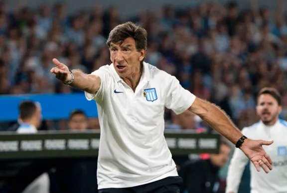 Costas se despidió de Racing con un mensaje a los hinchas y una frase que apunta a Milito