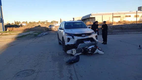 Delivery herido al chocar en una moto contra camioneta en esquina del sur de Trelew