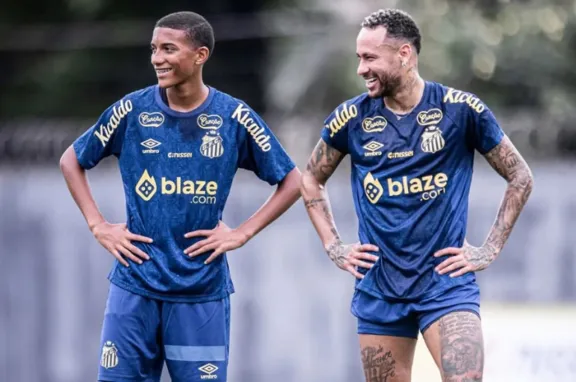 Denuncian que Neymar golpeó a un juvenil en una práctica de Santos