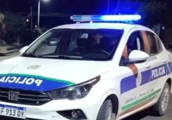 Denunció ruidos en su casa y encontró a su sobrino oculto en el patio