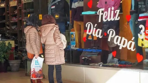 Descuentos, cuotas y aguinaldo no alcanzaron: las ventas minoristas cayeron en todos los rubros