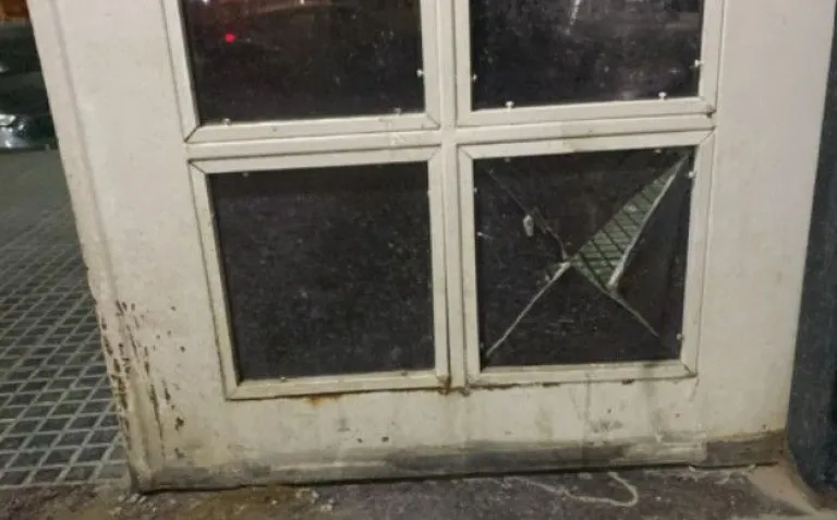 Detuvieron a un hombre por atacar a piedrazos la Comisaría Séptima