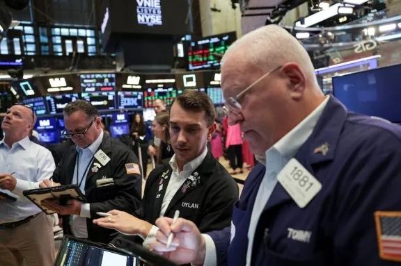 Dólar en alza, acciones y bonos con fuertes pérdidas en un lunes de alta tensión financiera