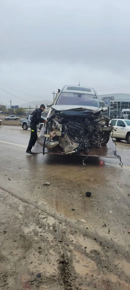 Dos autos chocaron cerca de Rada Tilly y un hombre terminó hospitalizado