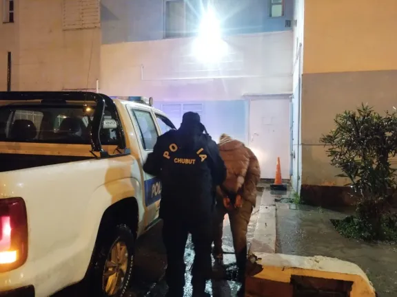 Dos detenidos por intentar ingresar a una vivienda en el barrio Abel Amaya