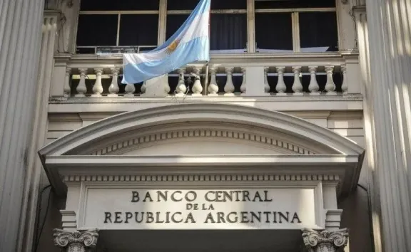 El BCRA ajusta a los bancos y limita su acceso al dólar