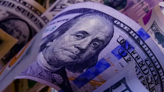 El dólar blue alcanzó los $1