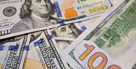 El dólar blue y el MEP inician la semana con alzas, mientras el Gobierno ratifica las bandas cambiarias