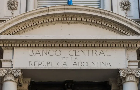 El dólar mayorista tocó el techo y el BCRA salió a intervenir