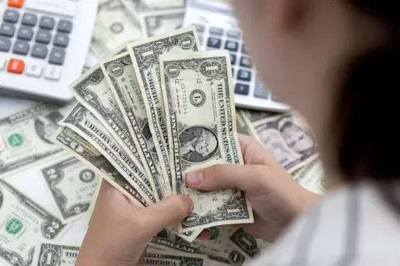 El dólar oficial comienza la semana con una fuerte baja
