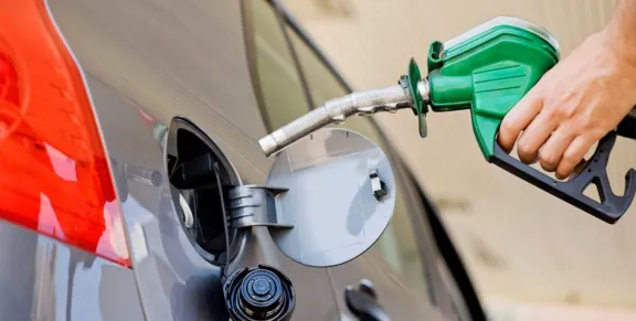 El Gobierno actualizará por inflación el impuesto a los combustibles