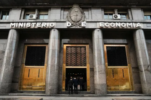 El Gobierno refinanció deuda por encima del 100% y evitó emitir pesos