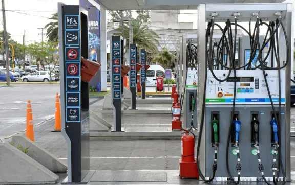 El Gobierno vuelve a postergar parcialmente el aumento de los impuestos a los combustibles