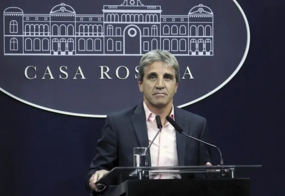 El ministro Caputo rechazó las críticas sobre las bandas cambiarias