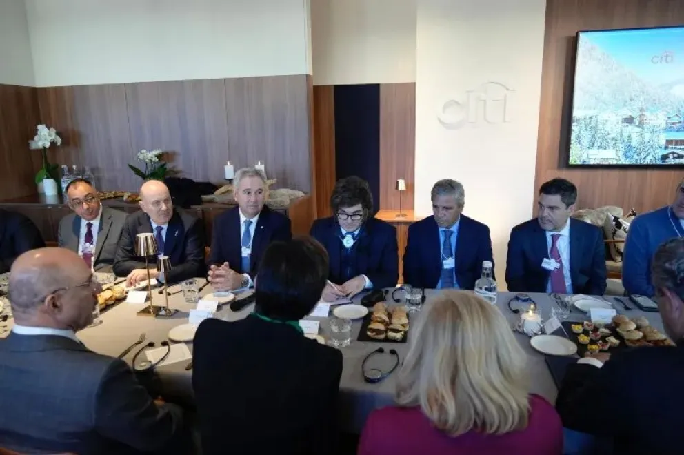 El presidente Milei mantuvo un encuentro con directivos de entidades bancarias y fondos de inversión en Davos