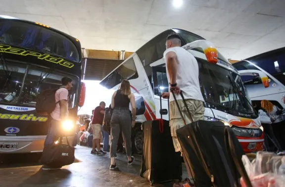 Empresas de micros podrán elegir cómo identificar las valijas de los pasajeros