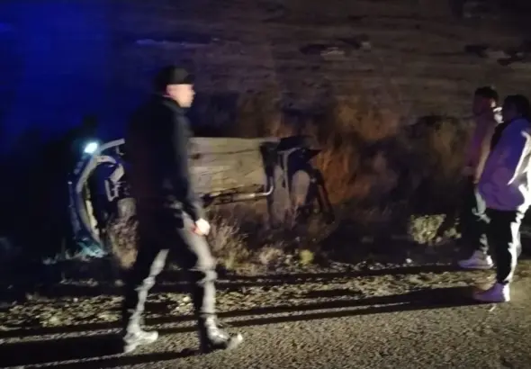 Encontraron un auto volcado y abandonado camino a Radio Estación