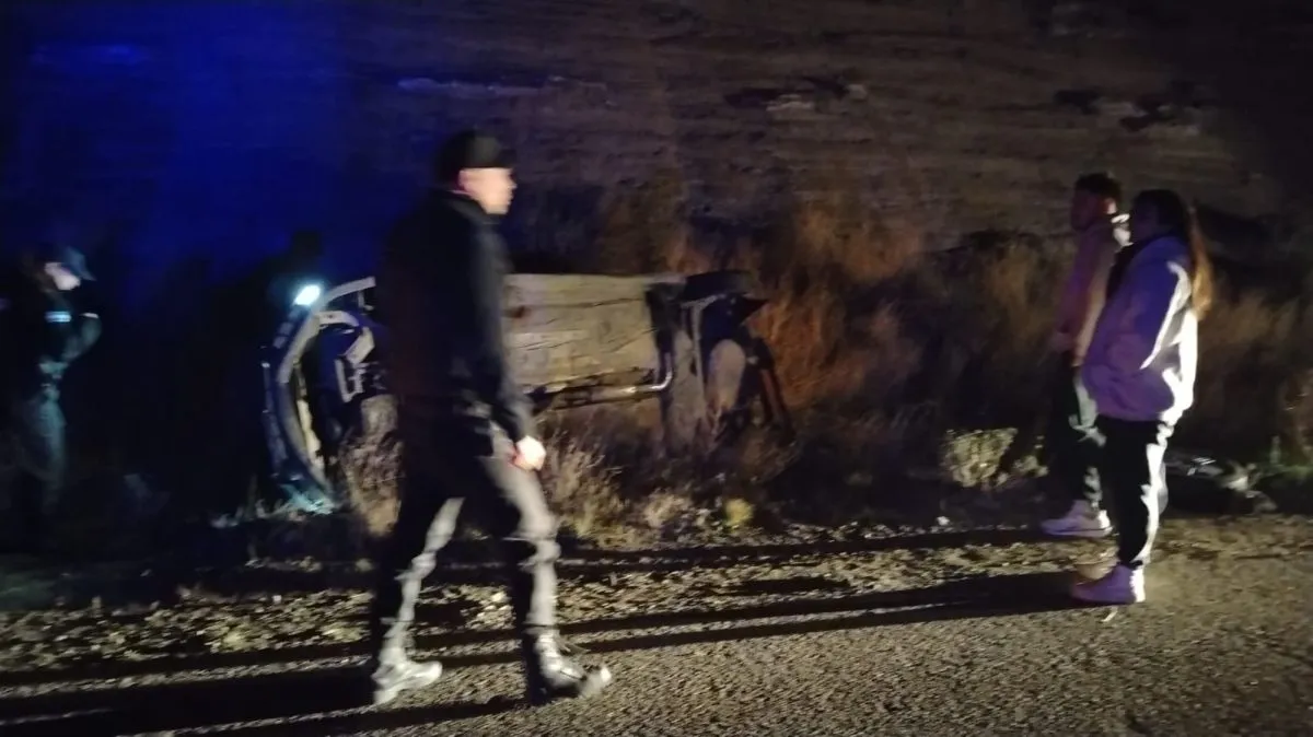 Encontraron un auto volcado y abandonado camino a Radio Estación