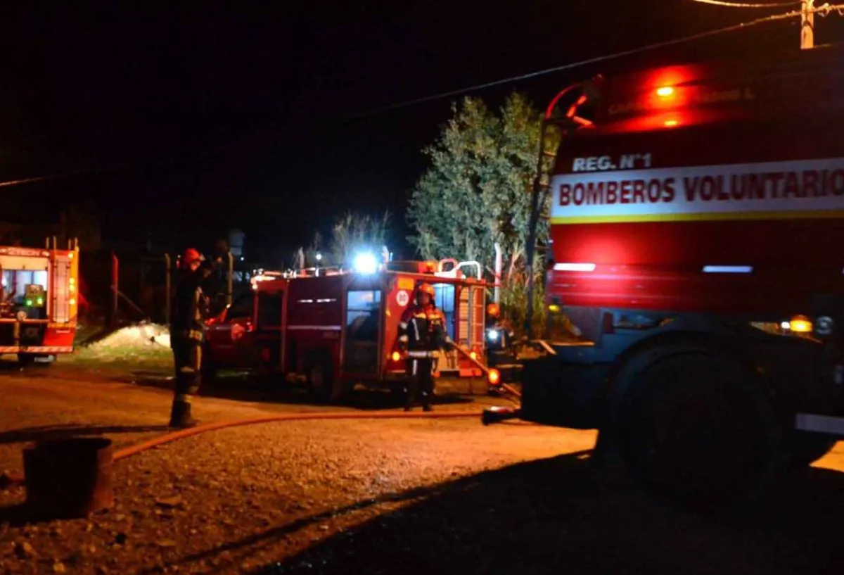 Feroz incendio dejó importantes daños en una vivienda de Playa Cangrejales