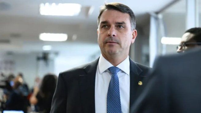 Flavio Bolsonaro admite haberse reunido con un banquero acusado de fraude