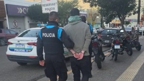 Fue a la comisaría a preguntar por su situación legal y terminó preso