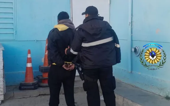 Fue a la comisaría por un trámite y terminó detenido por pedido de captura