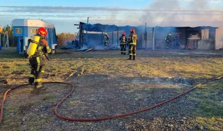 Importante incendio destruyó una estructura rural sobre Ruta 7
