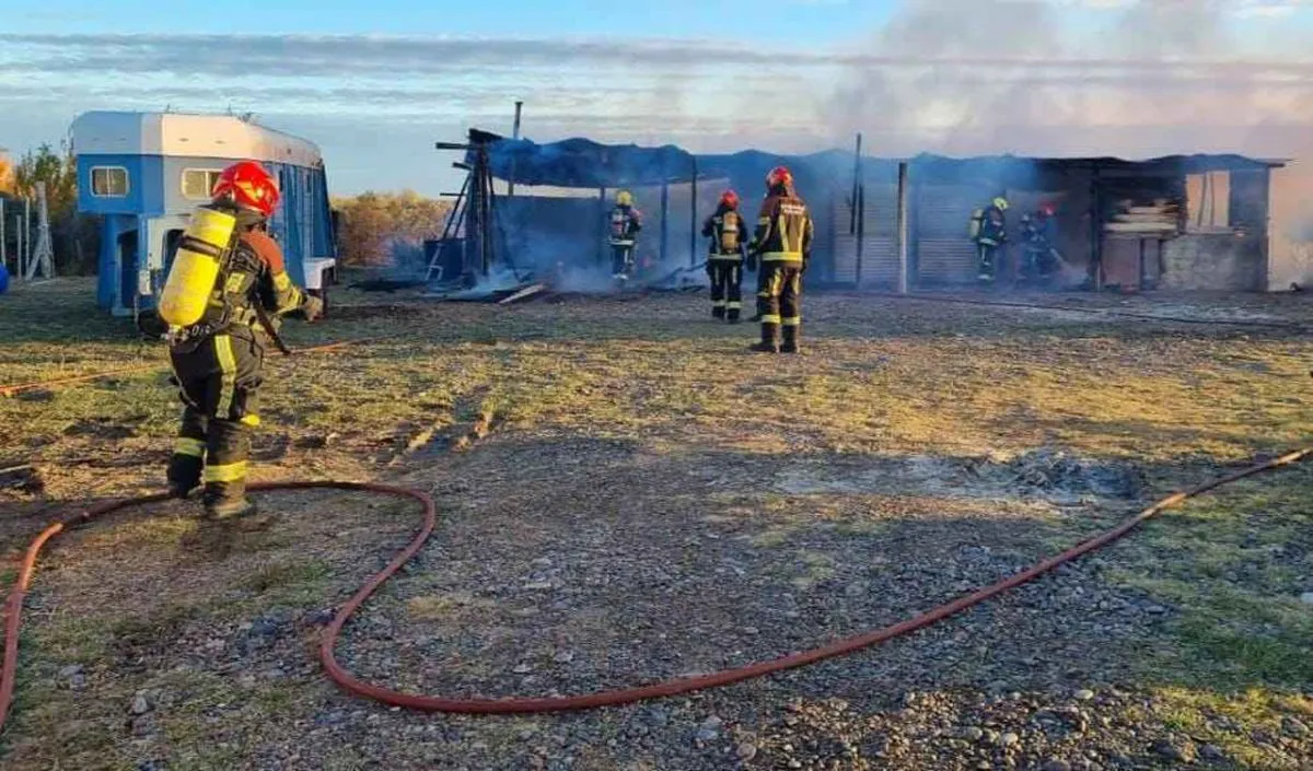 Importante incendio destruyó una estructura rural sobre Ruta 7