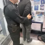 Intentó robar carne escondida entre su ropa de un supermercado y fue detenido