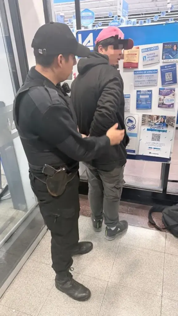 Intentó robar carne escondida entre su ropa de un supermercado y fue detenido