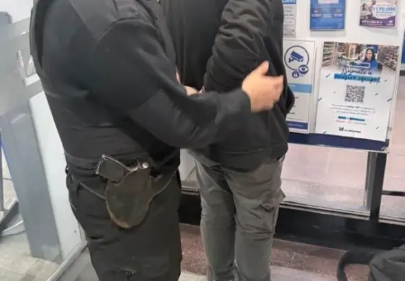 Intentó robar carne escondida entre su ropa de un supermercado y fue detenido