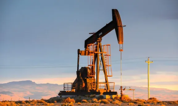 La AIE alerta sobre el declive acelerado de los yacimientos de petróleo y gas