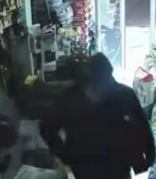 Ladrón encapuchado asaltó forrajería y se llevó la caja registradora