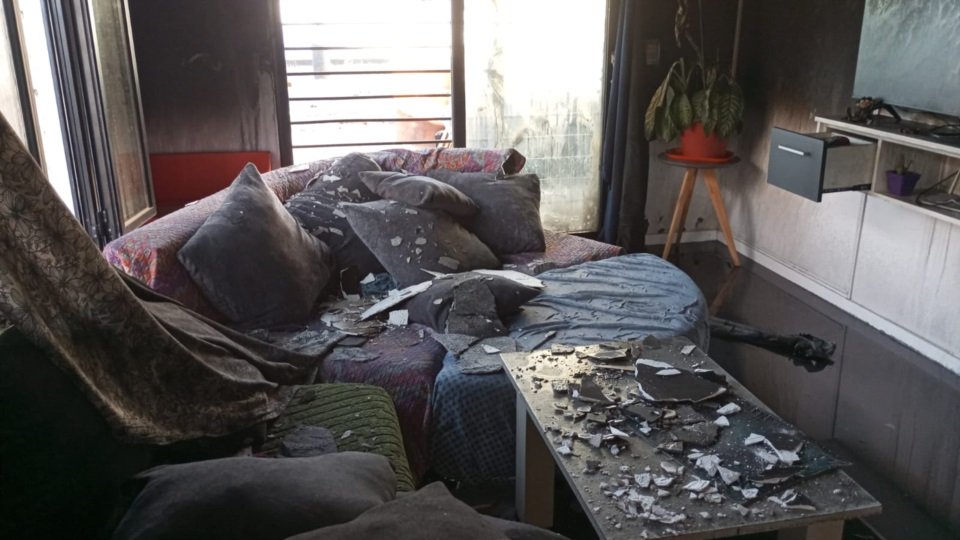 Le quemaron la casa y su mascota murió en las llamas: dejaron mensajes en las paredes