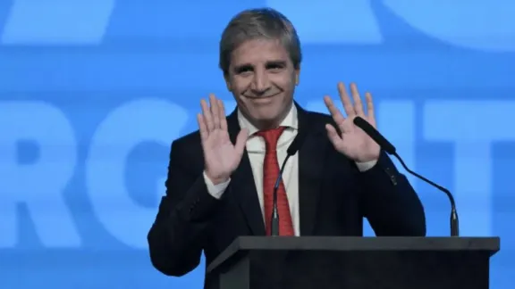 Luis Caputo instó a los clientes bancarios a utilizar el Banco Nación ante posibles trabas burocráticas