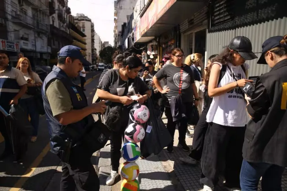Operativo de control migratorio: Detenciones y verificaciones de documentos en la zona comercial de Once