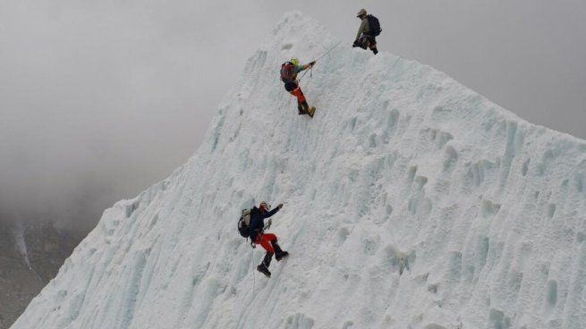 Récord histórico: 274 alpinistas hicieron cumbre en el Everest en solo 24 horas