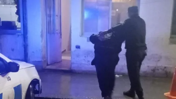 Robaron cigarrillos, dinero y golosinas de un comercio: uno cayó tras la fuga