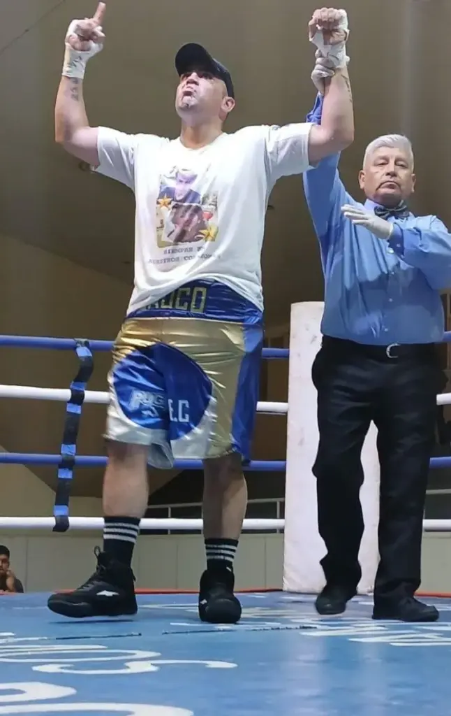  Sauco y Barragán en combate profesional en Comodoro