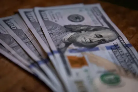 Sube el dólar mayorista y crece la tensión por la caída de reservas del Tesoro