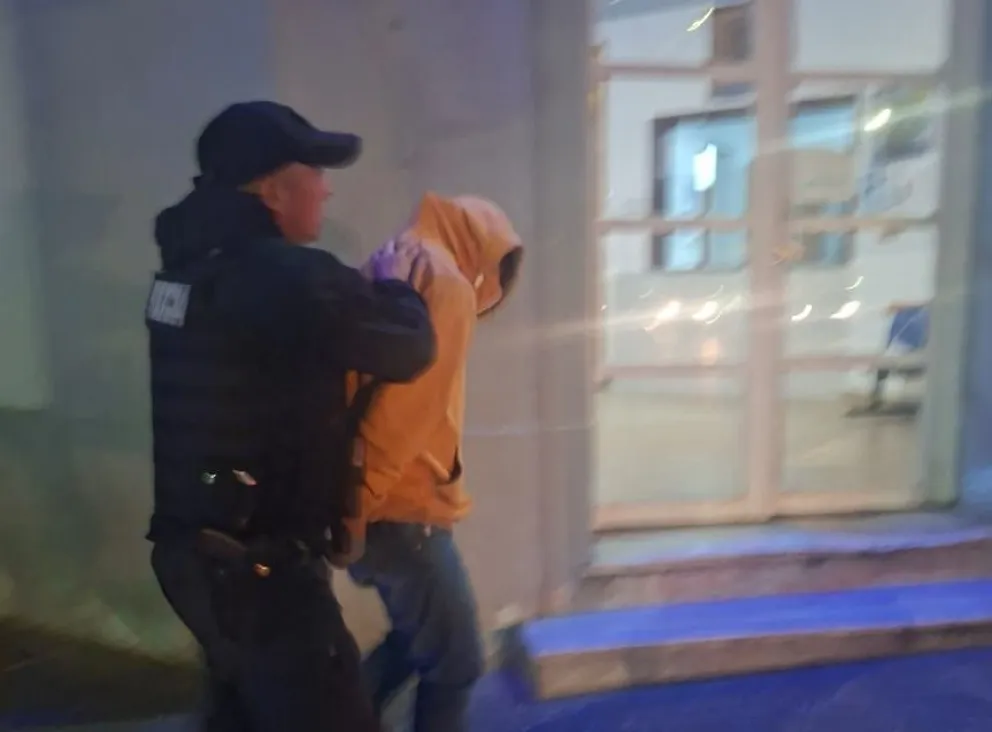 Sustraían elementos de la batea de un supermercado y fueron detenidos