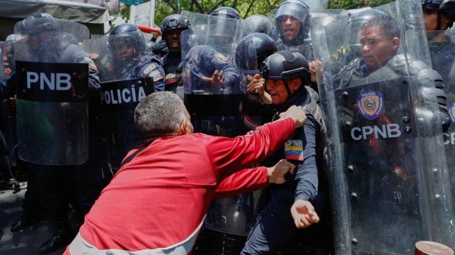 Tensión en Turquía: la policía tomó por la fuerza la sede del principal partido opositor