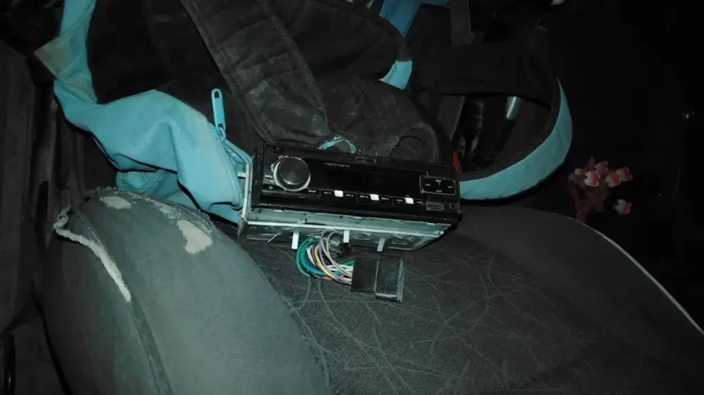Un "biciladrón" quiso robar el estéreo de un auto en barrio San Cayetano