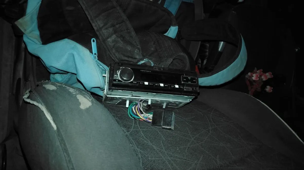 Un "biciladrón" quiso robar el estéreo de un auto en barrio San Cayetano