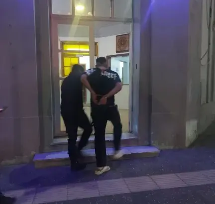 Un hombre fue detenido tras agredir a una mujer dentro de un auto en Comodoro