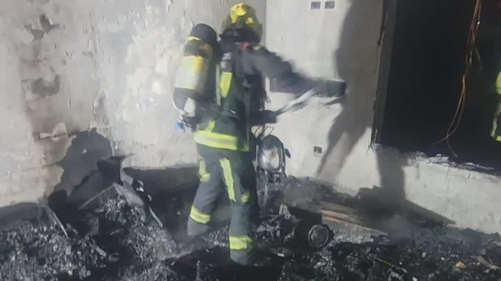 Voraz incendio destruyó una vivienda en Rawson