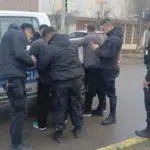 Allanan la casa de sospechoso de robo y secuestran ropa que supuestamente usó en el hecho