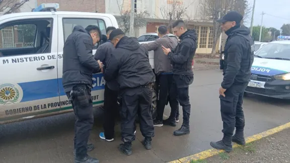 Allanan la casa de sospechoso de robo y secuestran ropa que supuestamente usó en el hecho