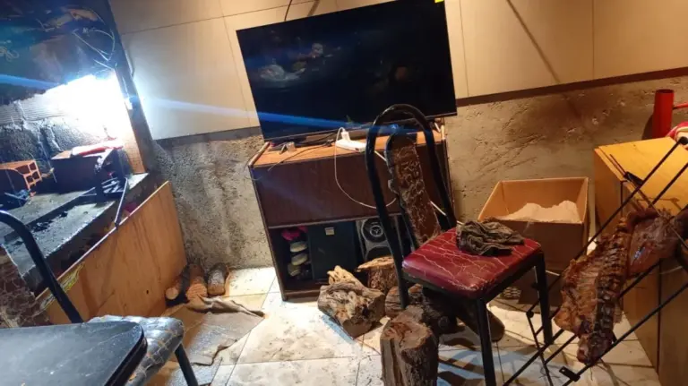Cocinaba un asado, comenzó a incendiarse el fogón y tuvo que llamar a los bomberos