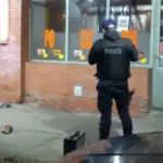 Estaba borracho, quiso robar varios paquetes de papas fritas y lo detuvieron